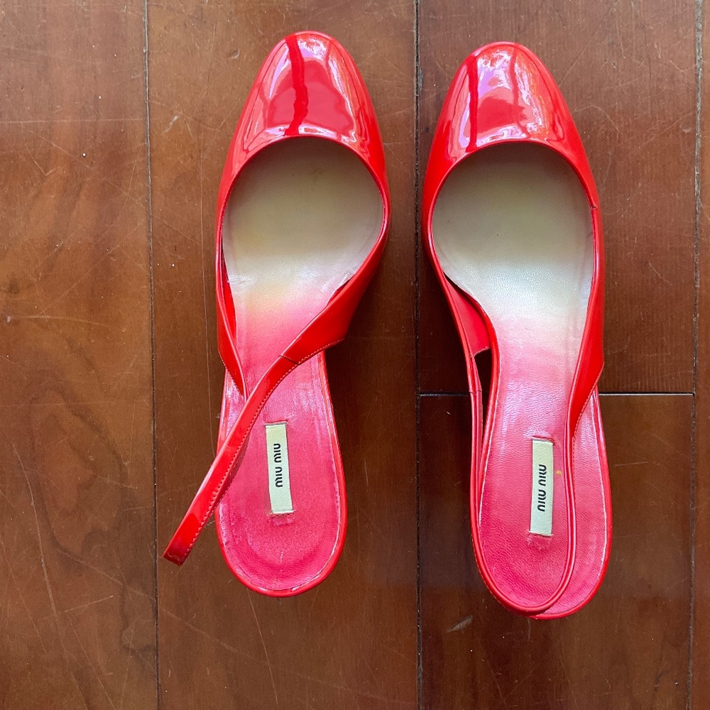 MIU MIU RED PATENT LEATHER SLINGBACK HEELS.  SIZE 37